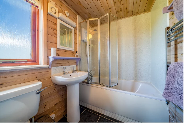 Ewe Lodge Bathroom | Dog friendly cabin near Ashbourne